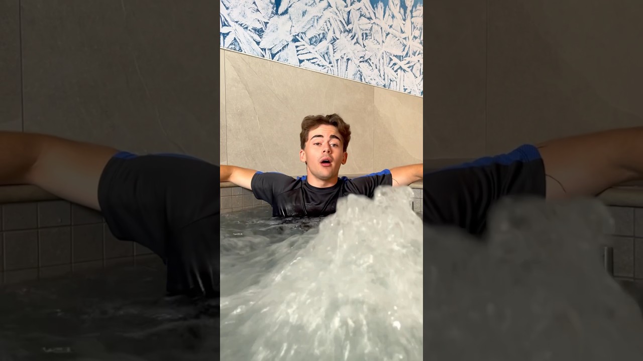 Jeunes et Piscine : Moment de Rires 🫧