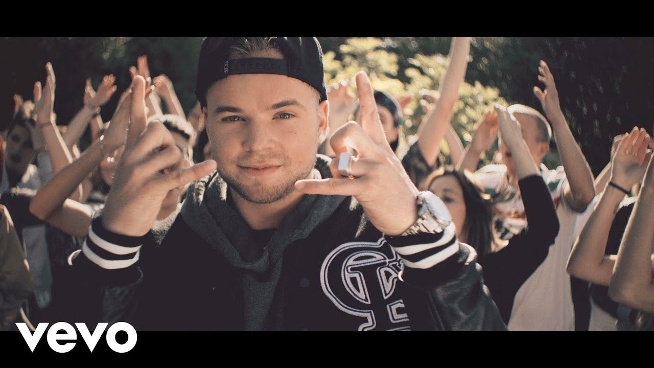 Ma2x Releases New Clip 'Dis Leur' 🎶