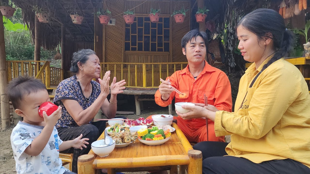 Heartwarming Family Dinner in a Cozy Home 🍽️
