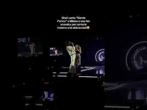 Ghali canta "Niente Panico" a Milano insieme a una fan ❤️‍🩹