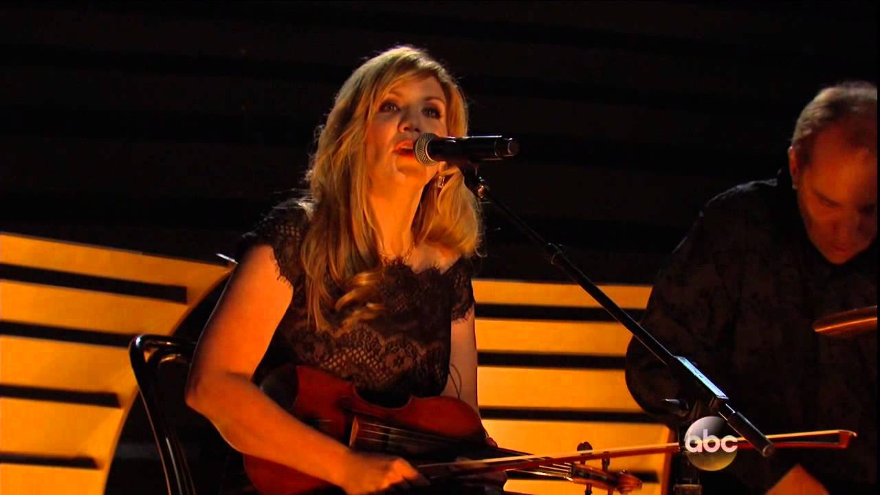 Taylor Swift Performs 'Red' at the 2013 CMA Awards 🎤