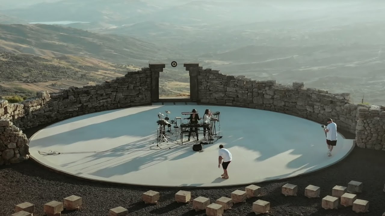 Giolì & Assia Perform 'For You' at Andromeda 🎶