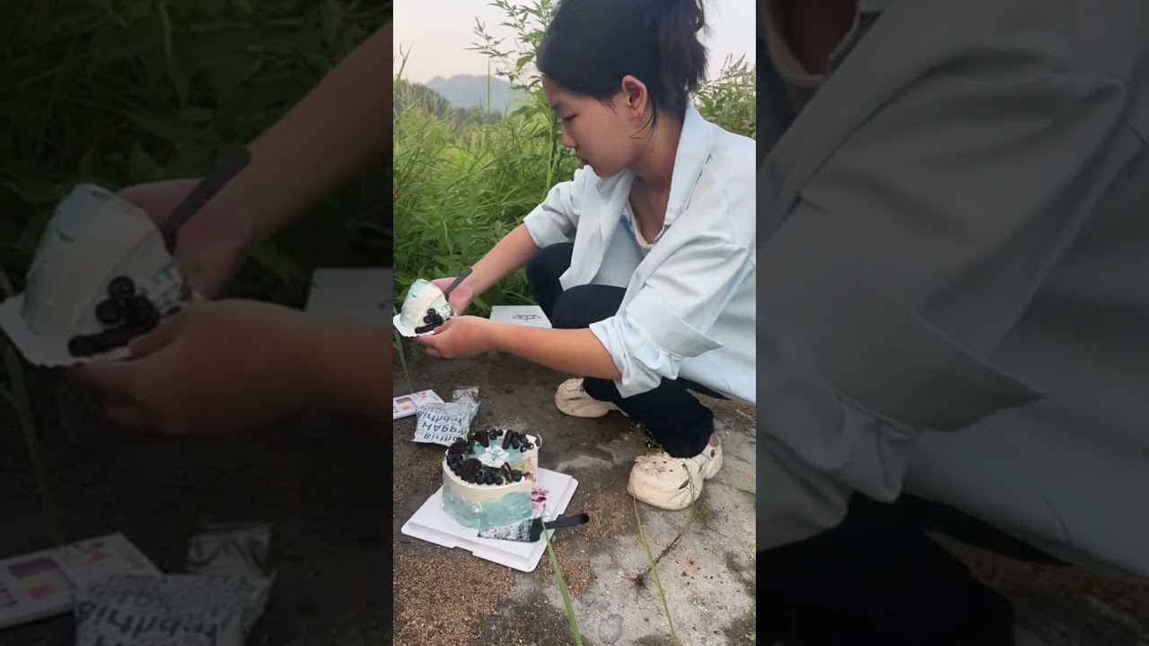 Mang bánh sinh nhật tới viếng mộ mẹ