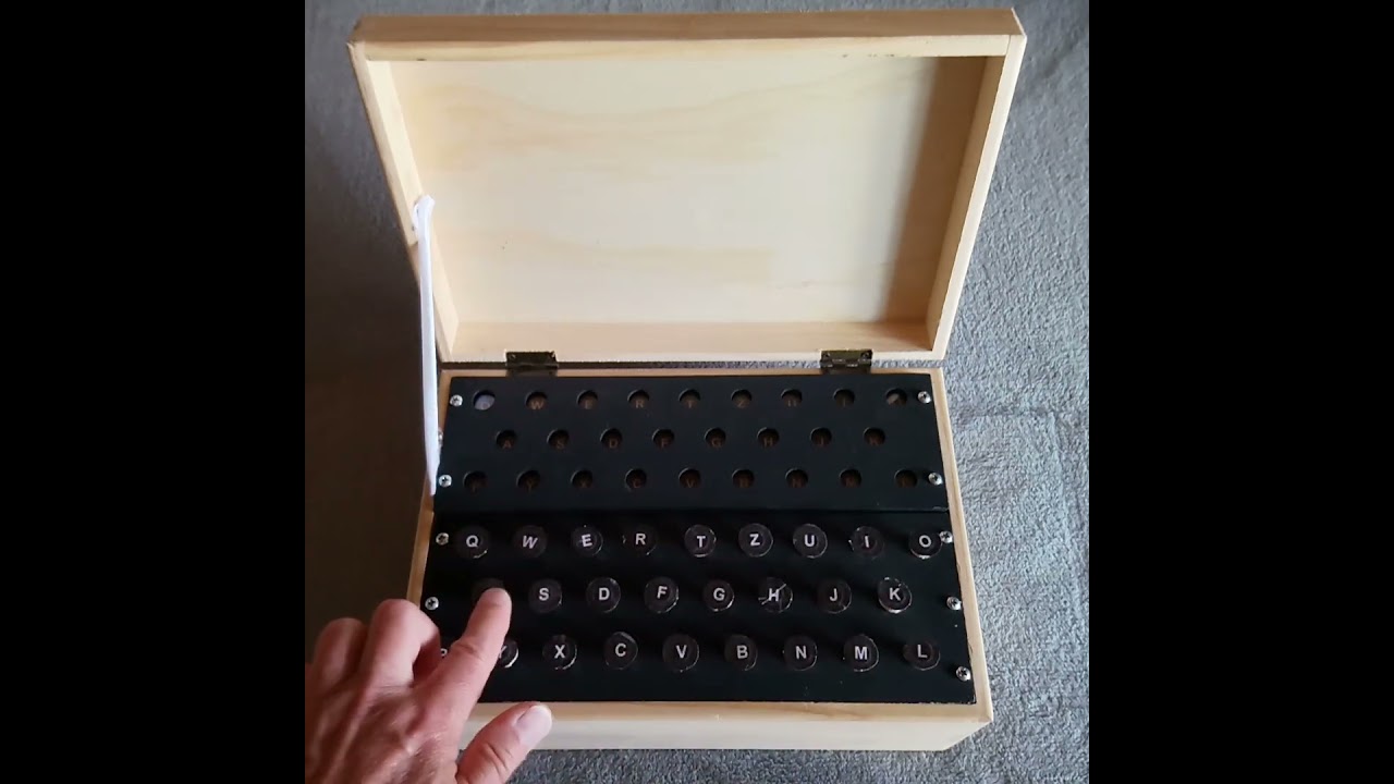 DIY Simple Cipher Machine with Keyboard & Light Output π