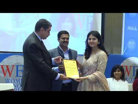 Dr. Harbeen Arora presenting award to Akhilesh Kumar Srivastava at WEF Dwarka 2017.