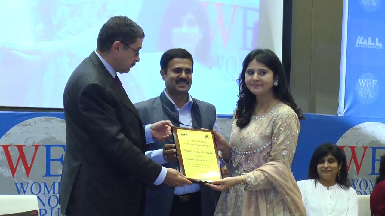 Dr. Harbeen Arora Awards Akhilesh Kumar Srivastava at WEF Dwarka 2017