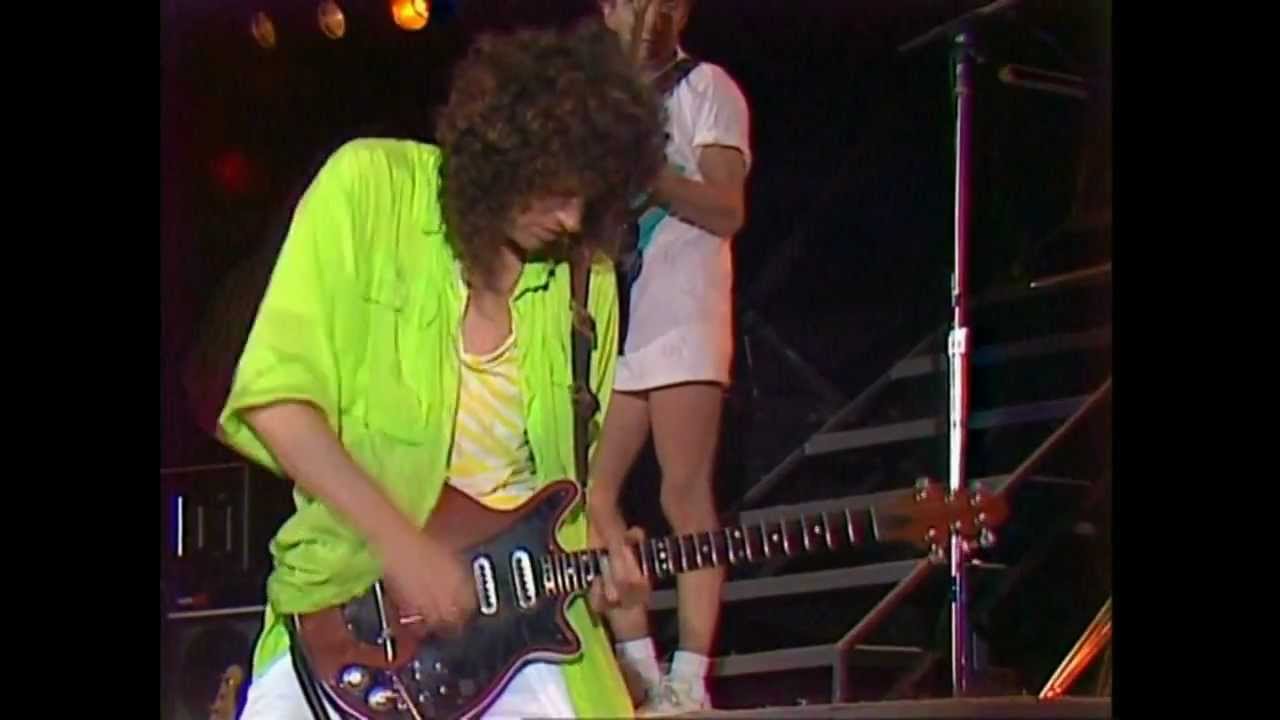 Queen's Iconic Live Performance of 'Crazy Little Thing Called Love' at Wembley 1986 🎸