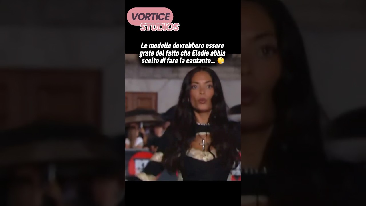 Elodie sfila in passerella come una modella