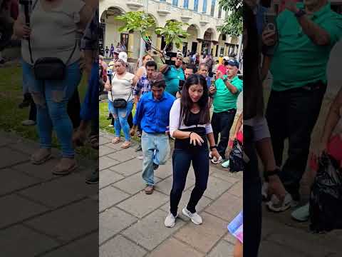 mira con este #baile gracioso se robaron el #show cantinflas y robotina🎶🎵👏#shorts #viral #música