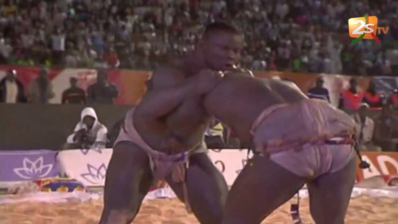 EUMEU SÉNE vs MODOU LO : Retour Sur Leur Premier Combat Épique 🥊