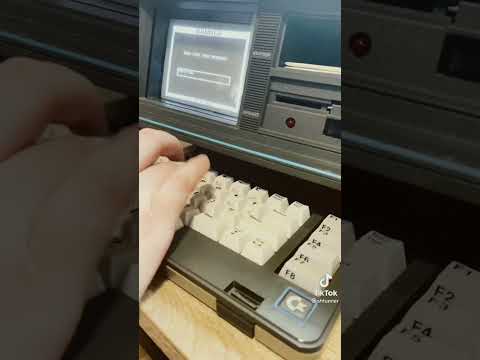 Retrocomputer prints a new Christmas Banner! Commodore SX-64 & The Print Shop #shorts