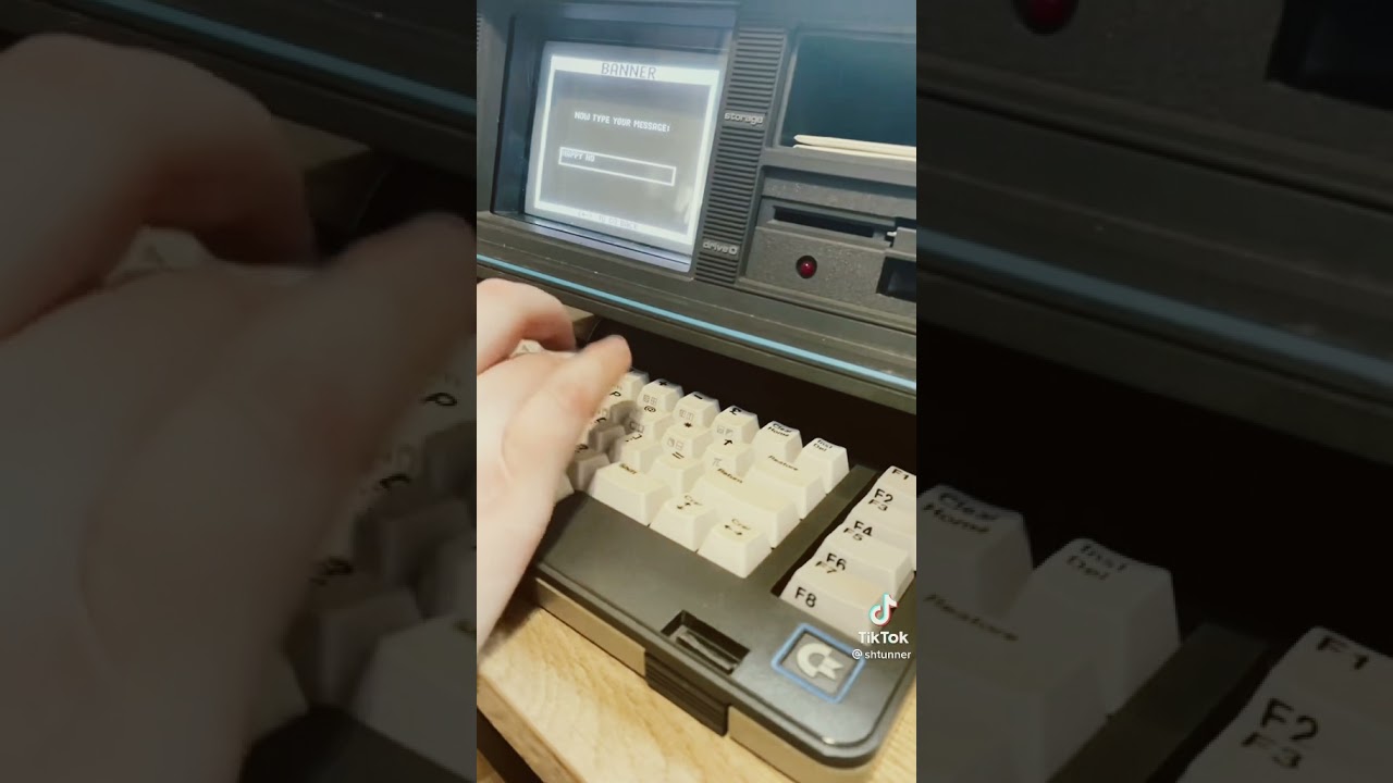 Retro Computer Creates Festive Christmas Banner! π | Commodore SX-64 & The Print Shop