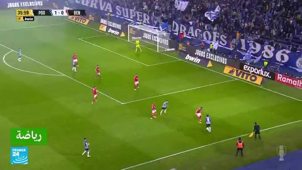 بورتو يتصدر الدوري البرتغالي بعد فوز مثير على بنفيكا 3-1 ⚽