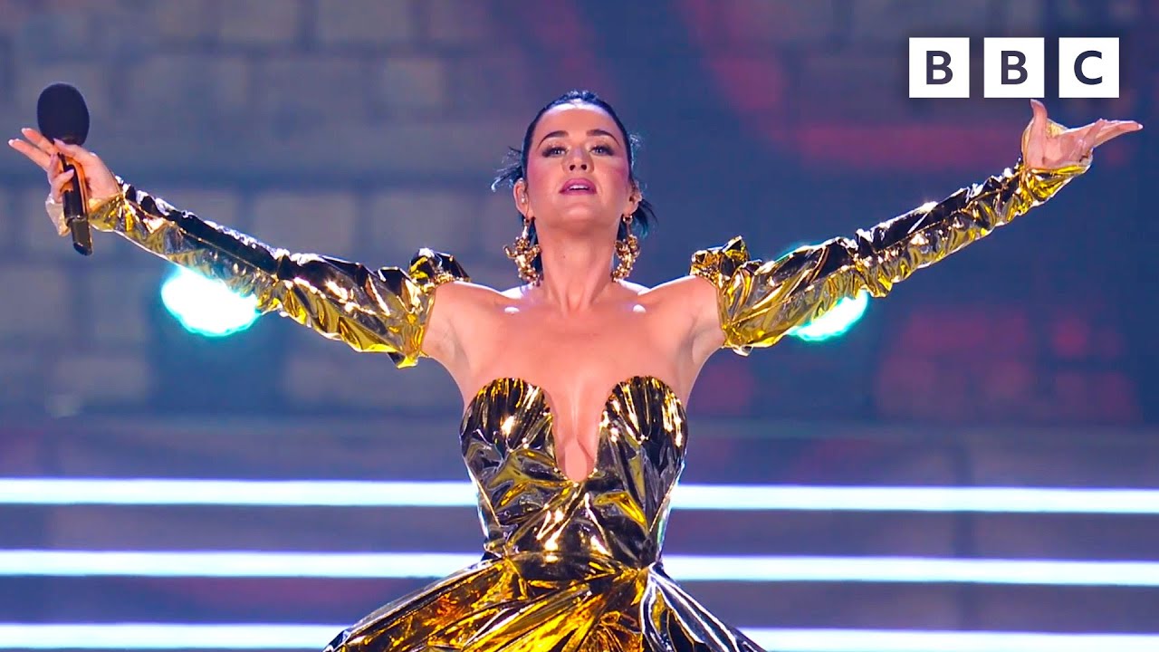 Katy Perry Performs 'Roar' at Windsor Castle π€