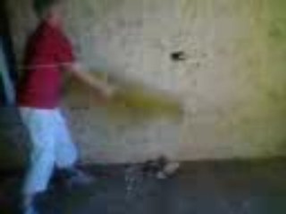 Je perfore un mur en faisant des trous