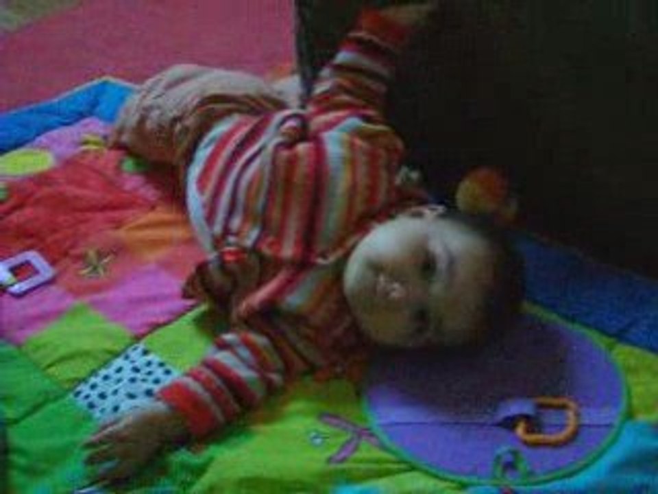 09 Luna joue sur son tapis 🧸