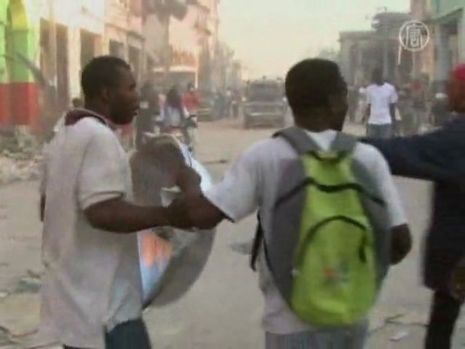 Жертвы землетрясения на Гаити дерутся за продовольствие