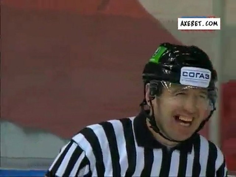 Смешной хоккейный судья смеется своей вставной челюстью на Кубке Гагарина