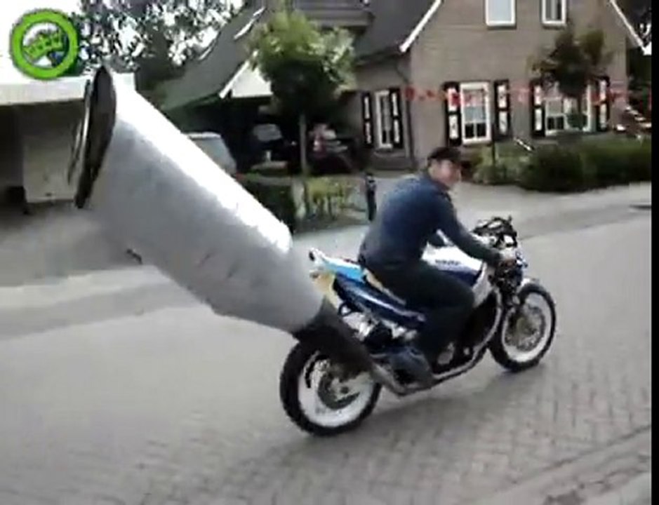 Tubi di scarico esagerati