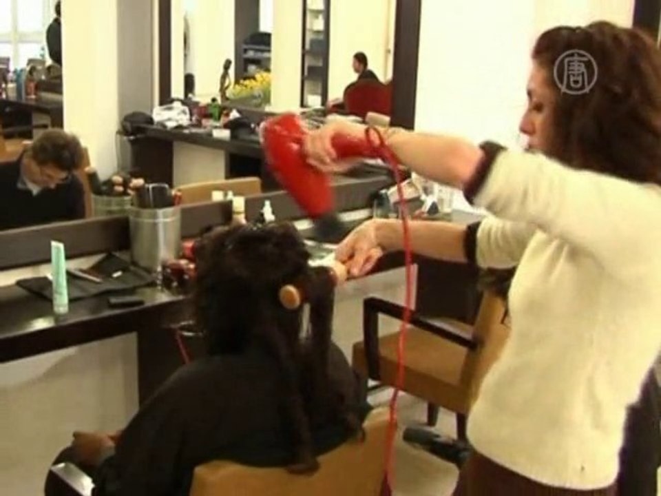 Стилист в Париже делает бесплатные стрижки