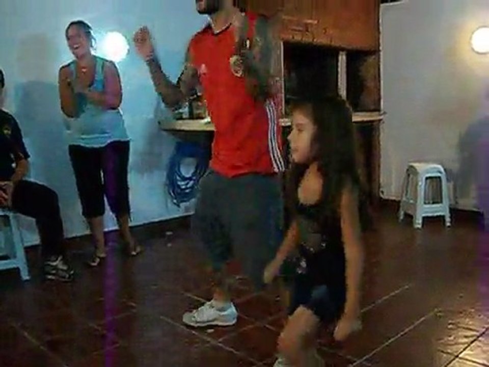 BAILANDO MUSICA DISCO ESTRELLA CON SU PAPÀ