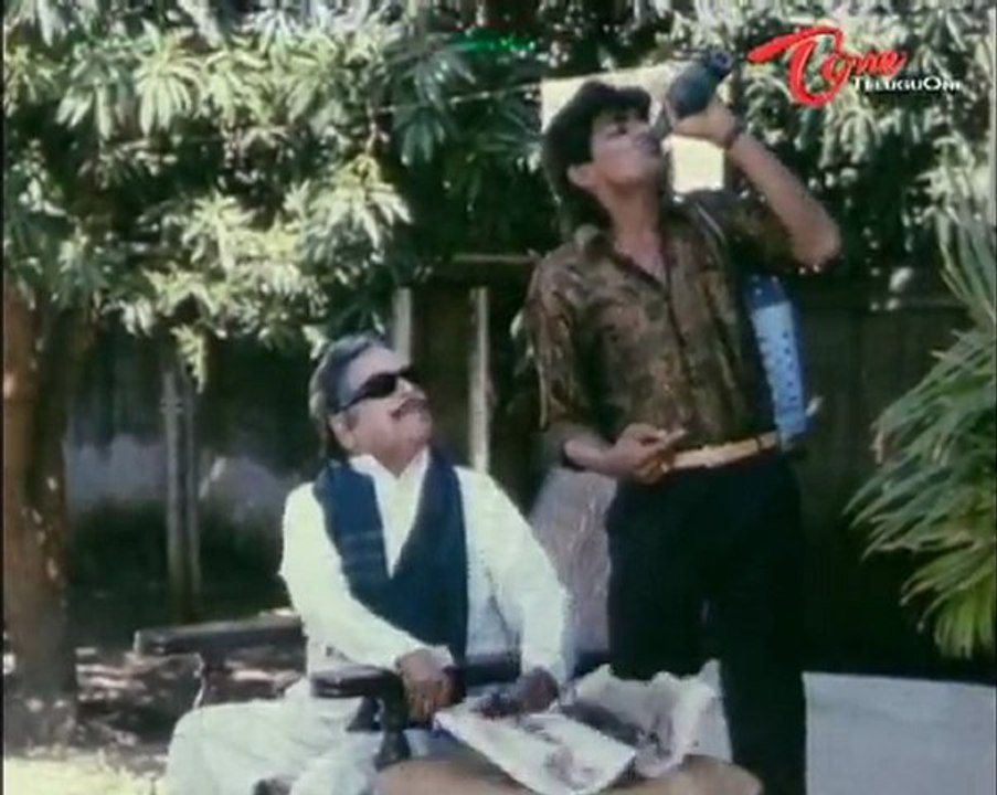 Hot Vijaya Gives Milk To Vinodh - Comedy Scene