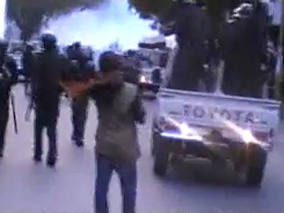 VIDEO – Place de l’indépendance : Un petit caillou met toute la police dans ses états