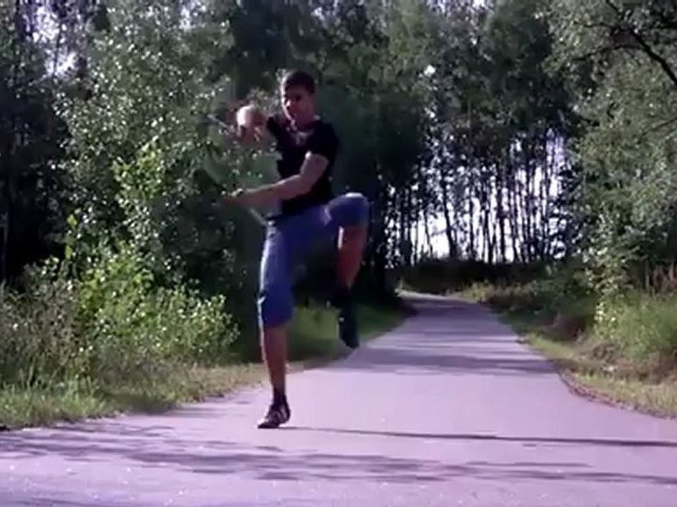 Парень с нунчаками