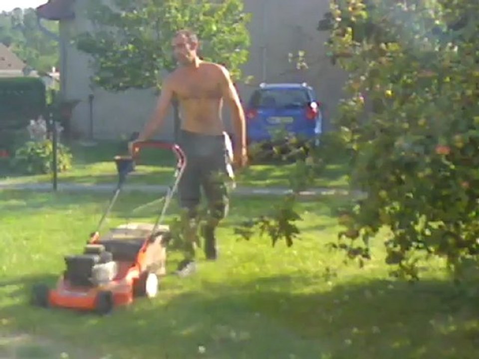 Mein Rasenmähermann – Ein humorvoller Blick auf den Gartenhelfer 🧹