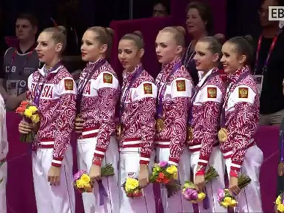 Российские гимнастки исполняют гимн