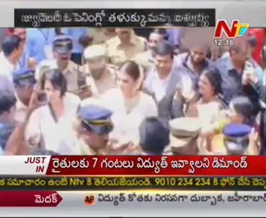 Aishwarya Attends Kerala Store Opening for Kalyan Jewellers