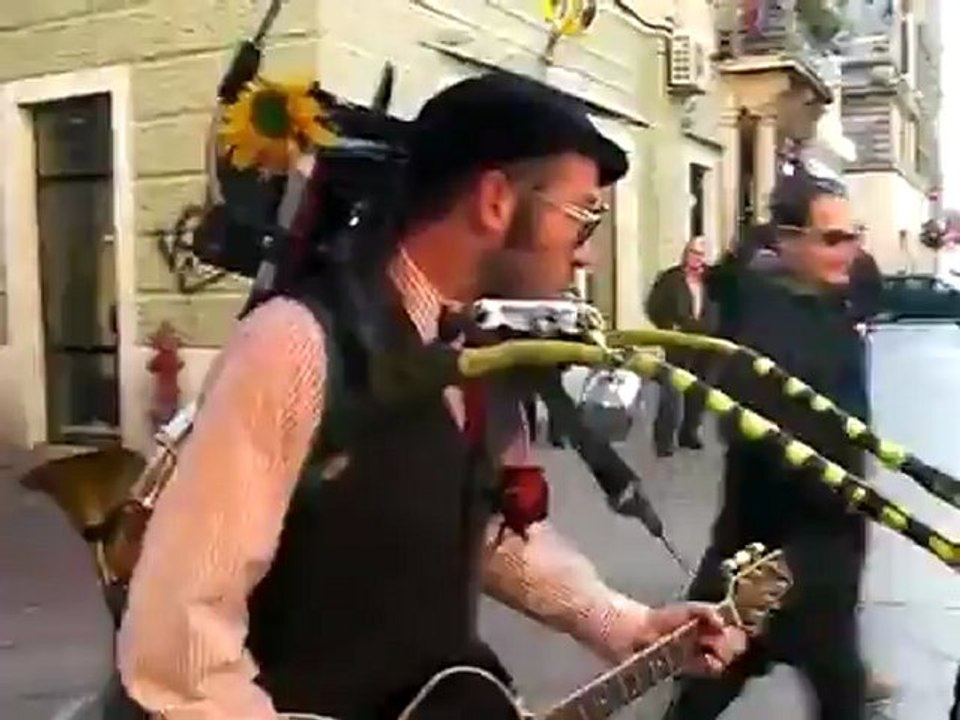 Уличный чудо музыкант