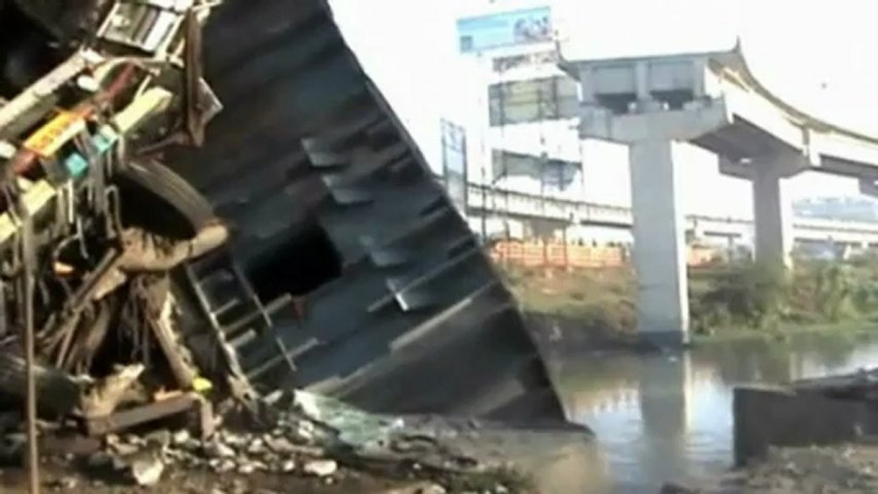 Bridge collapses in Kolkata