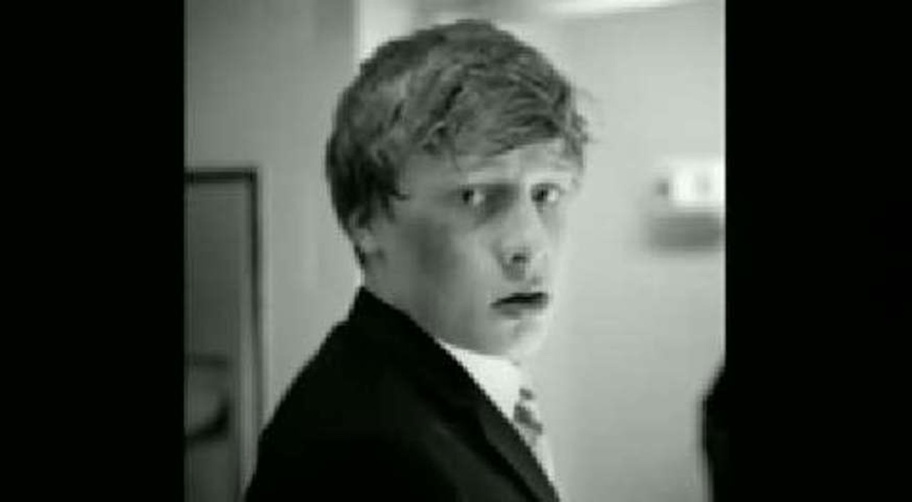 Extrait du clip choc 'College Boy' d'Indochine sur le harcèlement scolaire