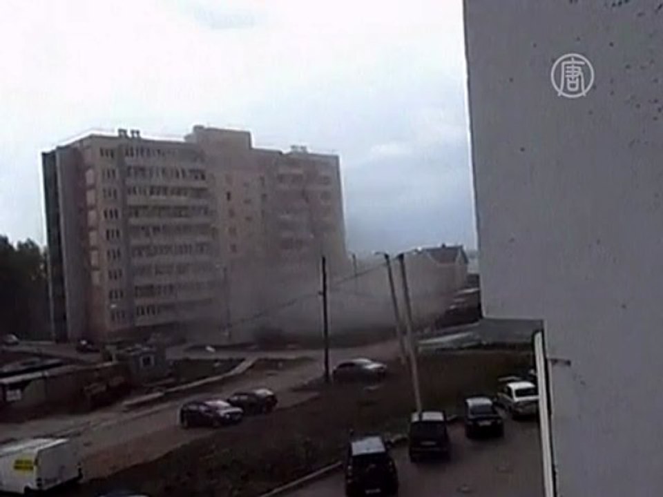 Кран упал на жилой дом