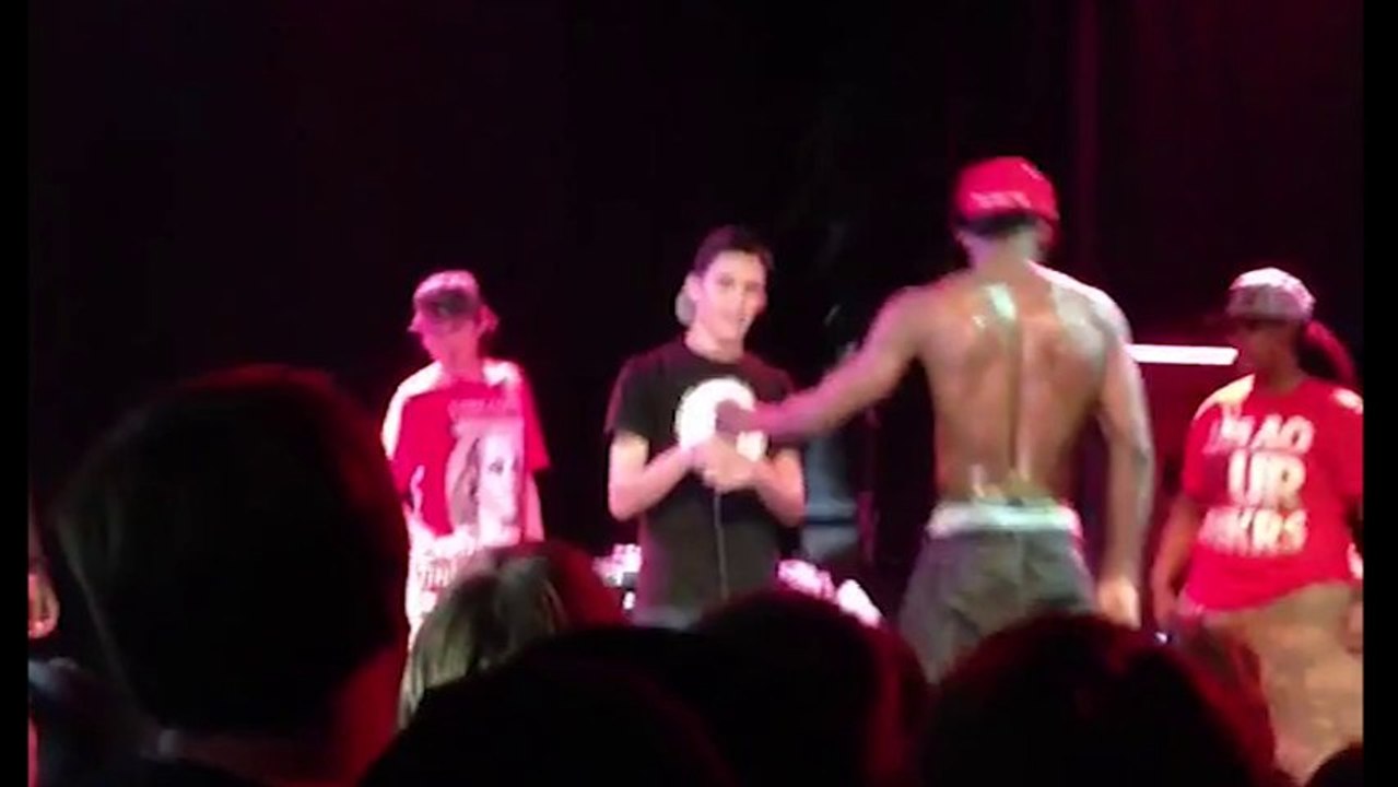 Hopsin Battles. 3 Crowd Members Picked at Random, Winner by Crowd Applause.