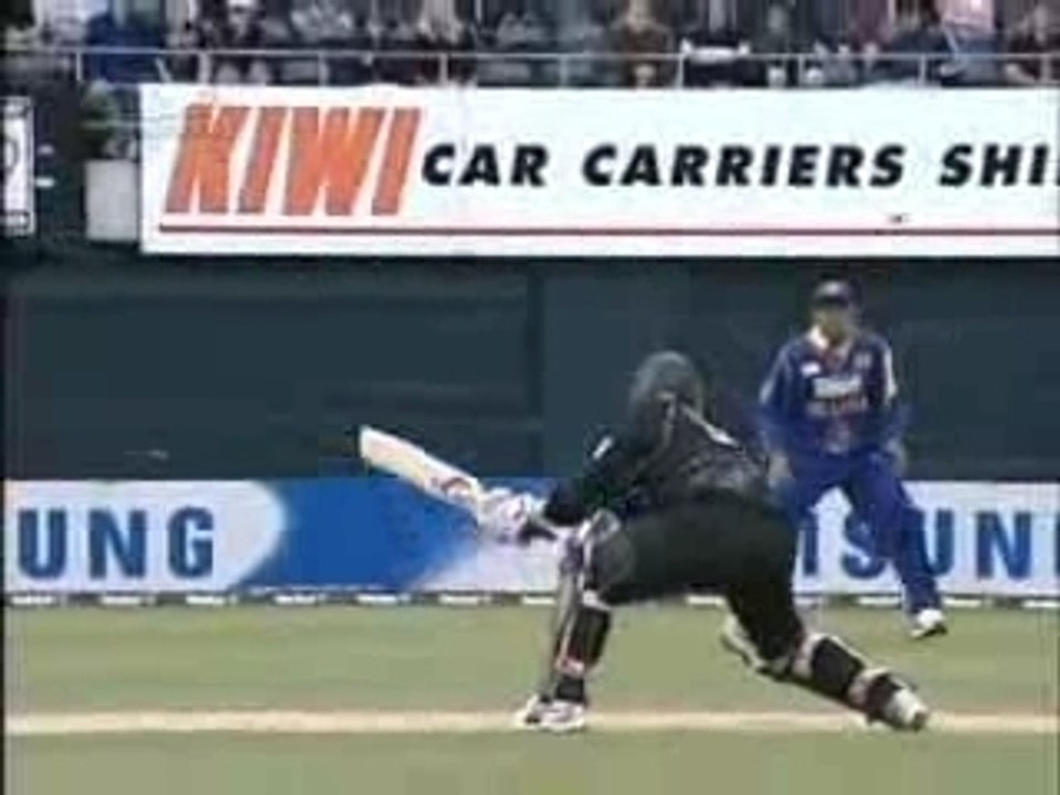Cricket : Dilshan-Amazing Catch 2005