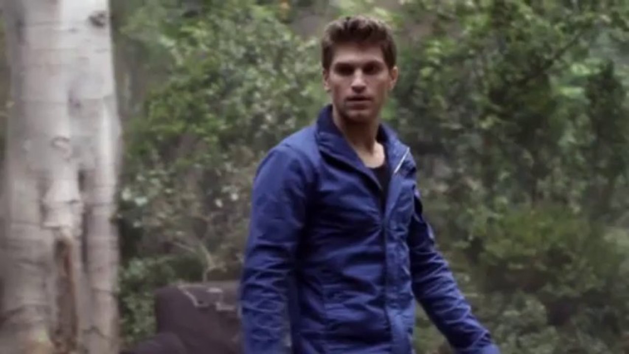Pretty Little Liars 4x01 _A is for A-L-I-V-E_ Spencer and Toby explore the burned down building