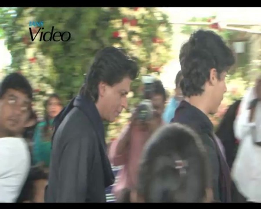 SRK gives lessons to Aryan on birthday