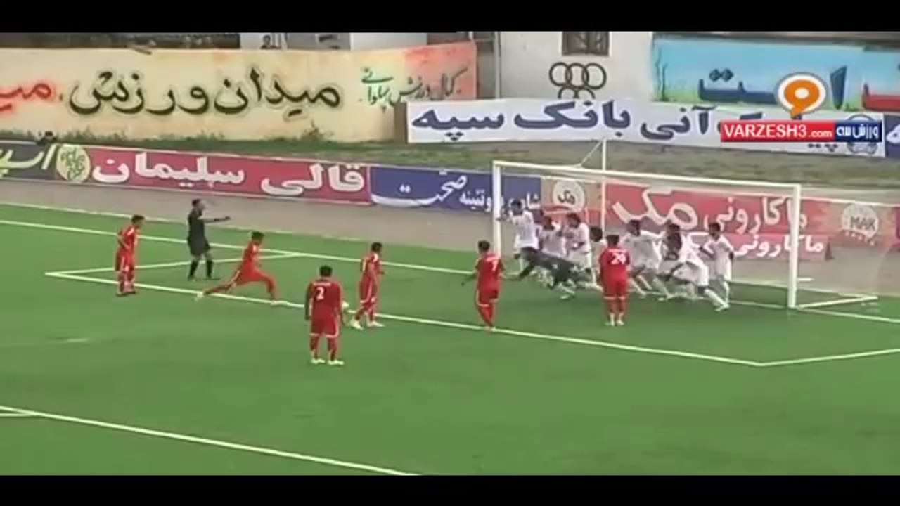 حرکت جالب نجاتی بازیکن  شهرداري ياسوج Substitute Runs on Field to Save Certain Goal in Iran