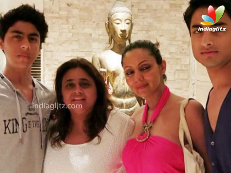 SRK & Son Share Clothes! | Hindi Latest News | Aryan Khan, Jacket, Shoes