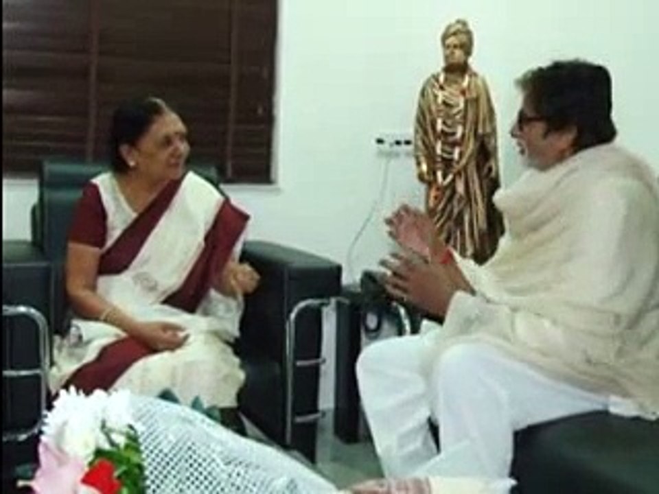 Bollywood mega star Amitabh Bachchan meets Gujarat CM Anandiben Patel