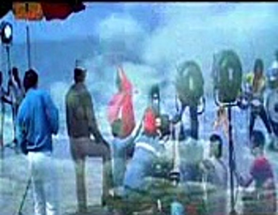 Her Kisi Ko Nehi Milta Yahen Pyar Zindgi Mein