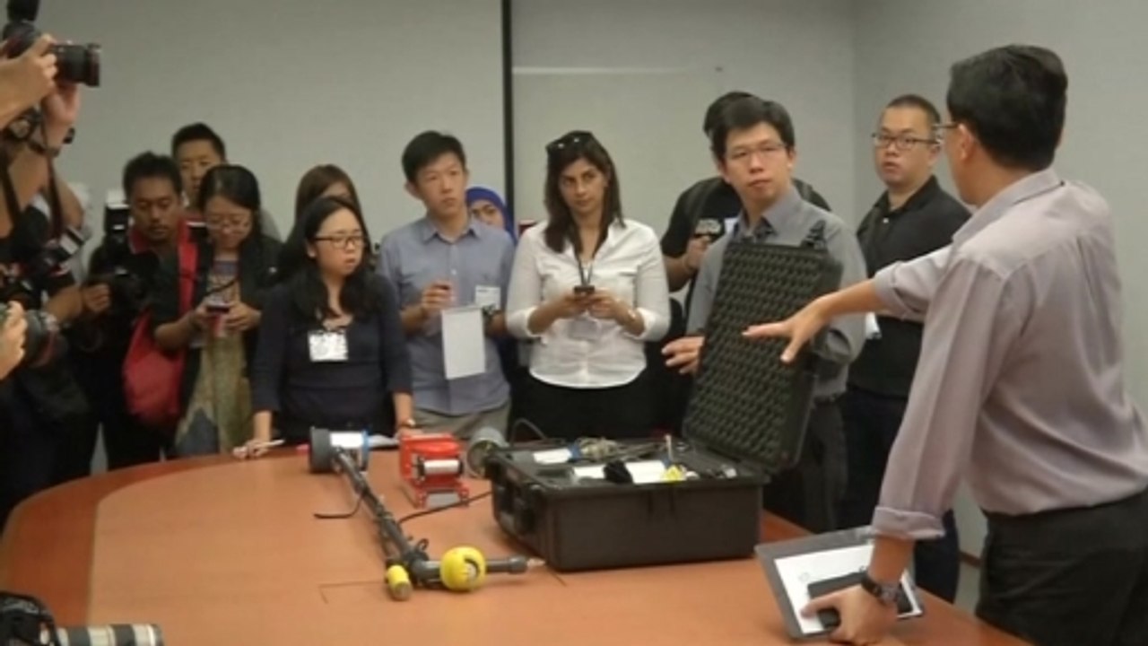 Investigators use hydrophone to search for AirAsia plane