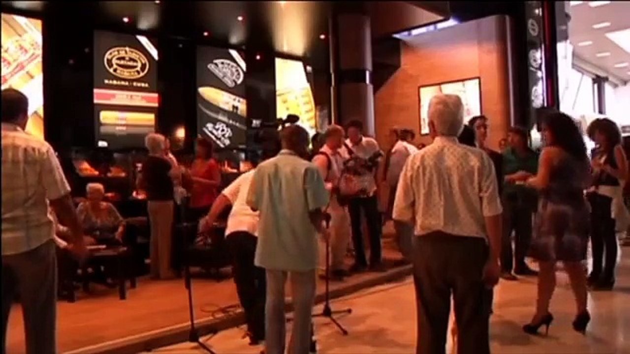 Cigar enthusiasts roll into Havana