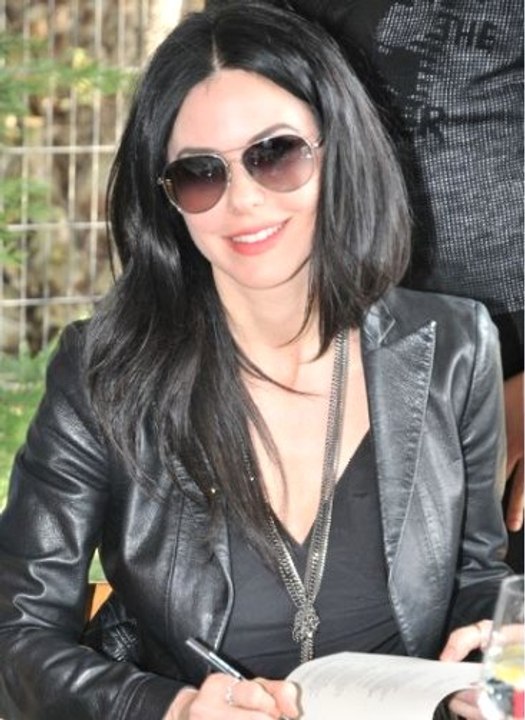 Ünlü Sunucu Defne Samyeli Şarkıcı Oluyor