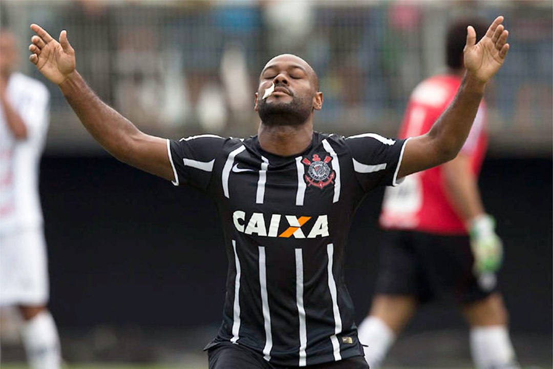 Love desencanta, marca o primeiro e garante vitória do Corinthians