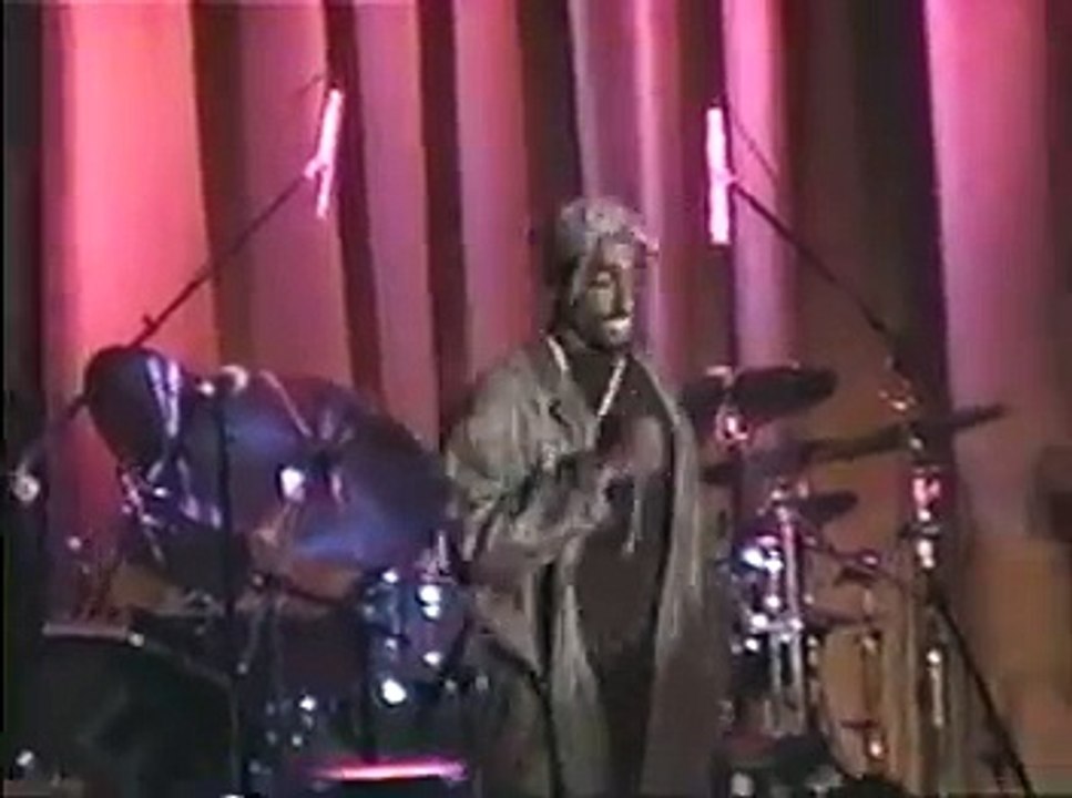 2pac performs "Dear mama" (Live)