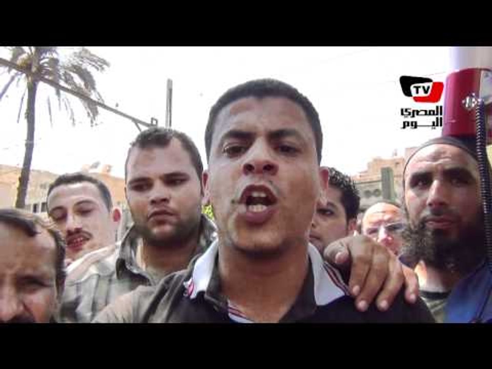 عمال سيراميكا كليوباترا على باب «الرئيس»