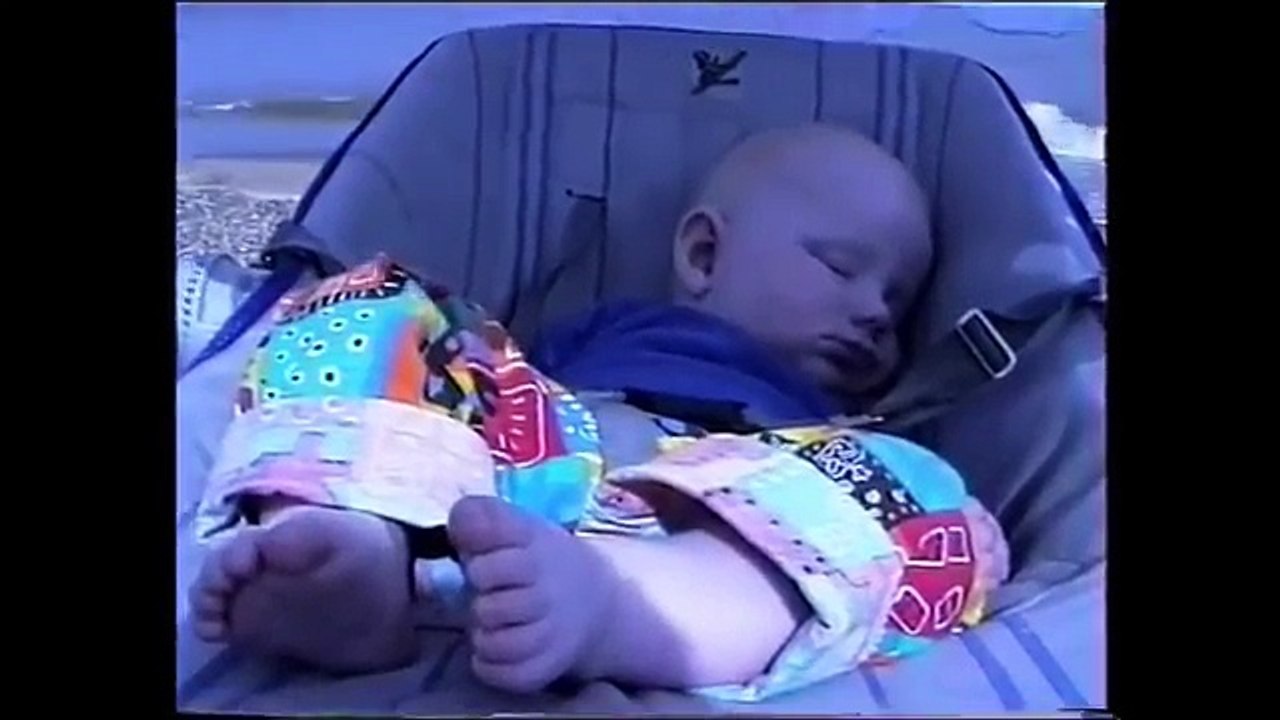 Ed Sheeran - Photograph (Official Music Video)